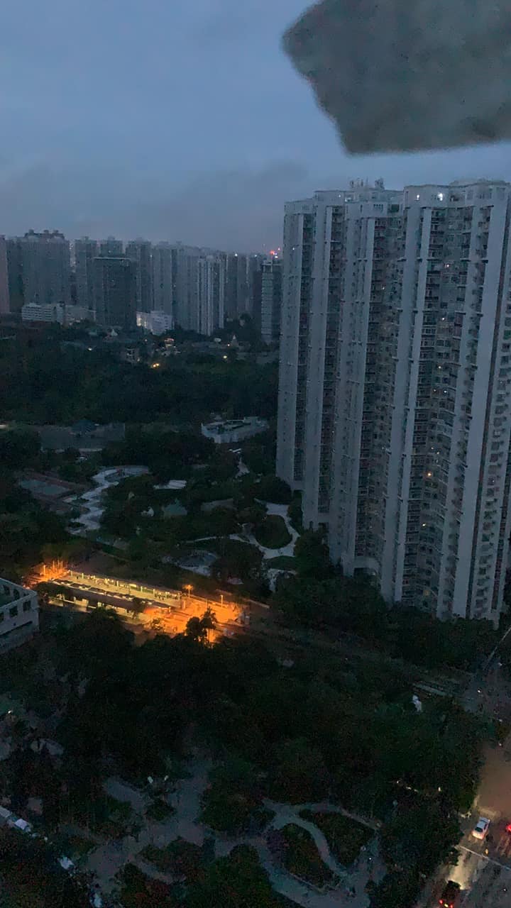 香港元朗區一座輸電橋傳出有連續爆炸聲響後大火，導致元朗區大停電。   圖：翻攝香港突發事故報料區臉書粉專