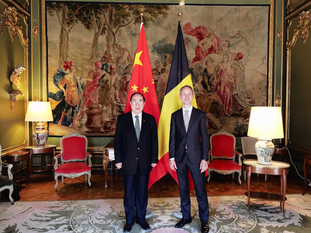 中國政府歐洲事務特別代表吳紅波（左）與比利時外交部部長庫爾曼（右）會面。   圖：擷取自中國駐比利時大使館網頁