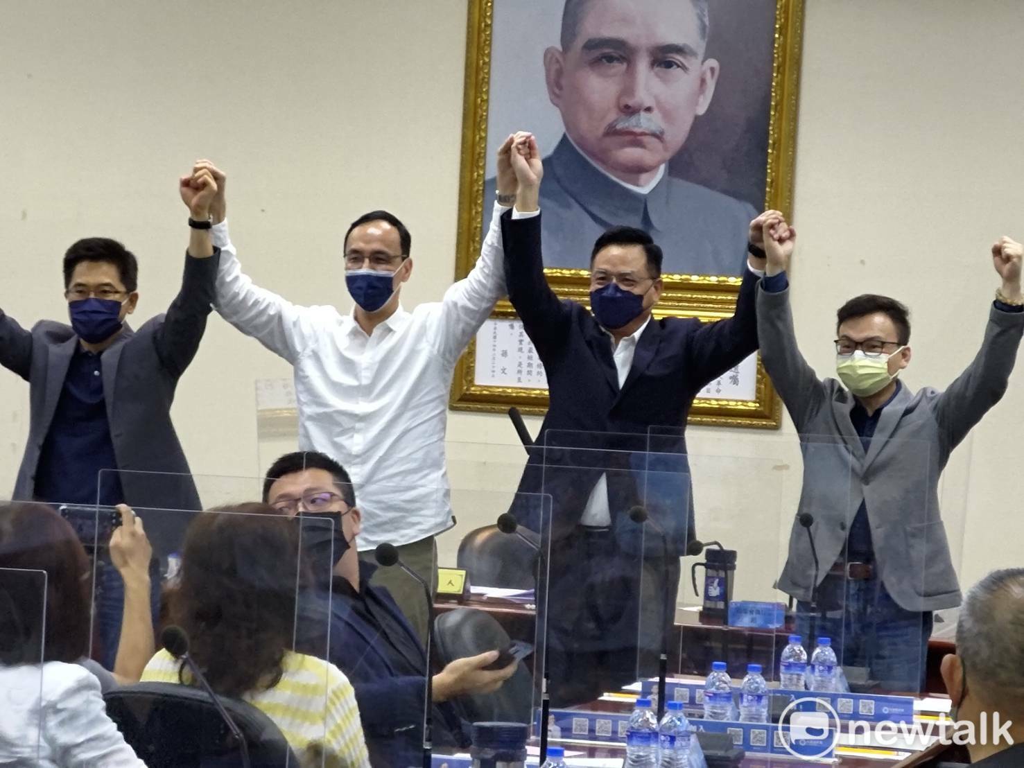 國民黨正式徵召新竹市議員林耕仁(左二)參選新竹市長。   圖：黃建豪/攝
