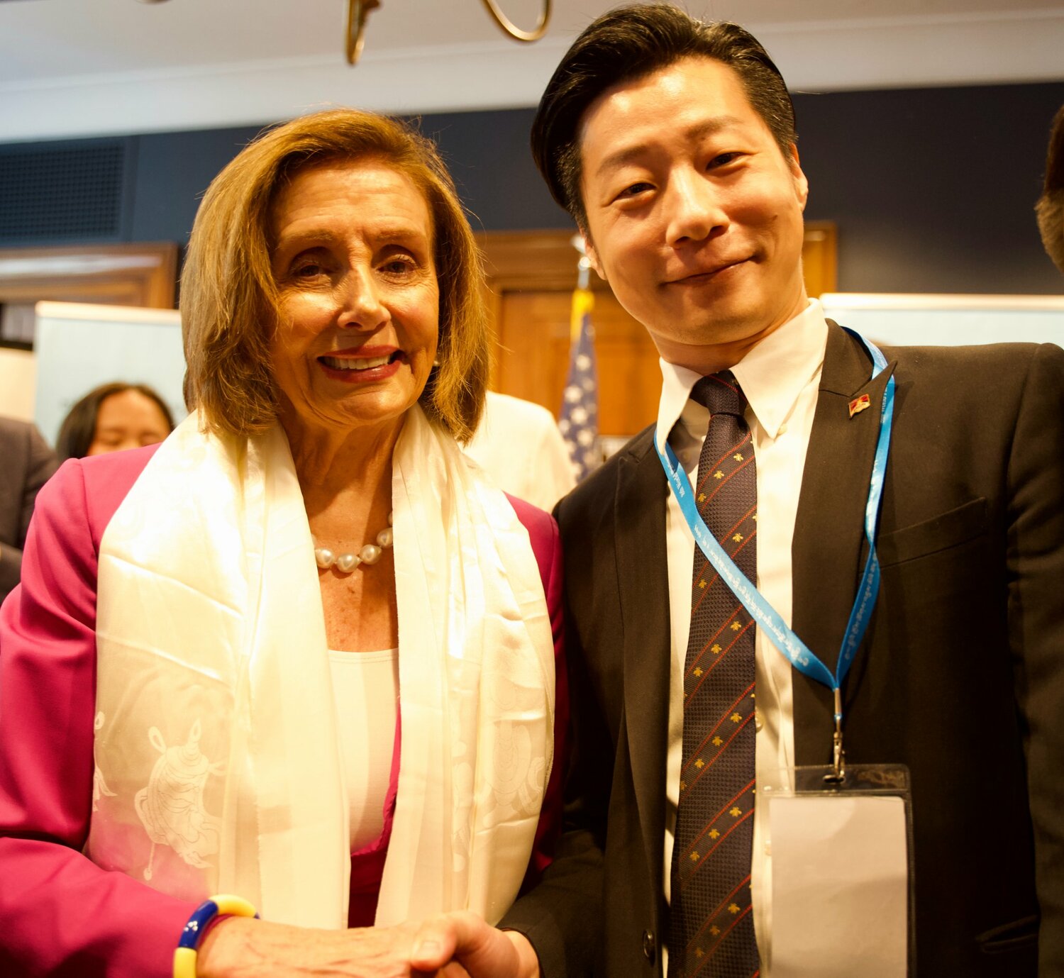 立委林昶佐（右）參加在美眾議院舉行的第8屆世界國會議員西藏大會，與原定訪台的美眾議院議長裴洛西相見歡，也再次邀她訪問台灣。   圖：翻攝自林昶佐臉書