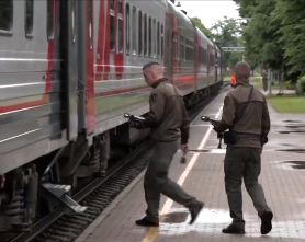 立陶宛軍人檢查通往俄國飛地加里寧格勒的鐵路運輸。 圖 : 翻攝自環球網