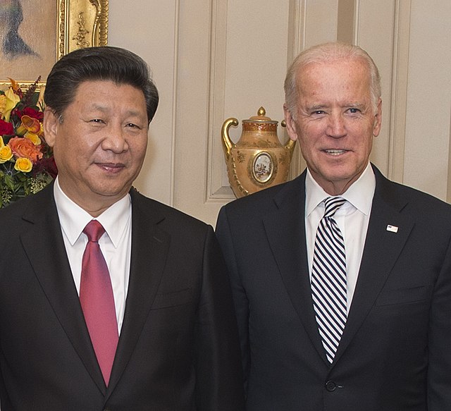 中國領導人習近平(左)與美國總統拜登。(資料照片)   圖:翻攝自維基百科