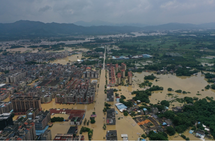 廣東清遠洪水氾濫，許多城鎮泡在水中，   圖 : 翻攝自南方都市報
