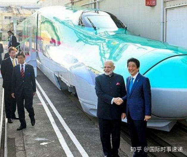 前幾年印度對外招標建設高鐵，中日兩國對該項目都表示出了濃厚的興趣，印度最終選擇了日本，圖為安倍晉三與莫迪合影。   圖:翻攝自知乎