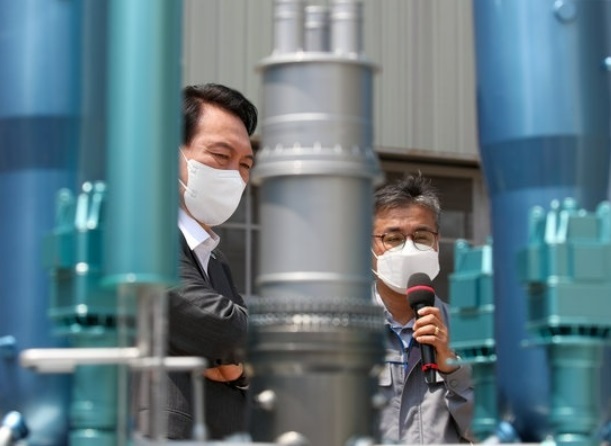 尹錫悅 (左) 視察韓國核電企業斗山能源公司並批評文在寅去和電視愚蠢的行為   圖:翻攝自環球網
