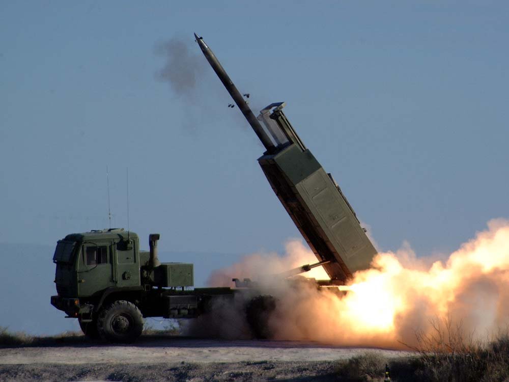 美國白宮預計今日宣佈最新一批對烏克蘭武器輸送計劃，其中包括多套 M142 高機動性多管火箭系統（簡稱「海馬斯」 ）。   圖：翻攝自Twitter