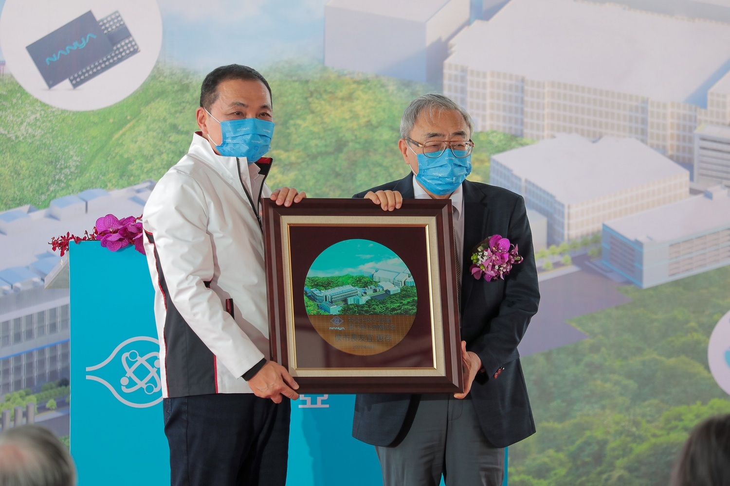 台塑集團總裁王文淵（右）致贈晶圓給新北市長侯友宜（左）。   圖：新北市經發局提供