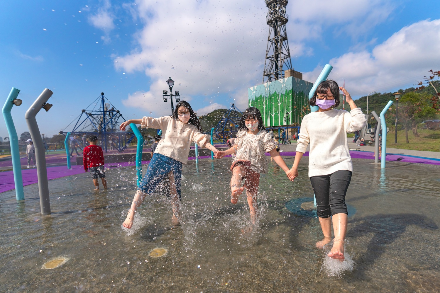 多樣遊戲設施，小朋友們可以從陸上玩到水上。   圖：新北市水利局提供