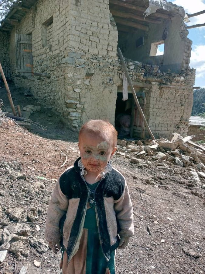 阿富汗6.1強震後倖存小孩。   圖：翻攝Sayed Ziarmal Hashemi推特