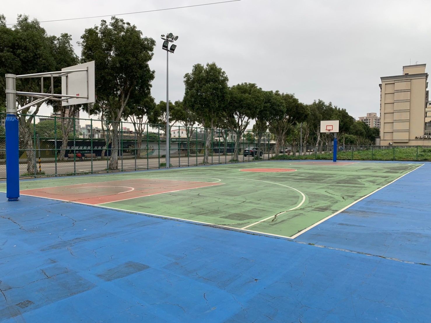 西林及仁愛籃球場使用人數多，使用率高，現有設施及場地多有損換情況，將於近期進行改善工程。   圖：林口區公所提供