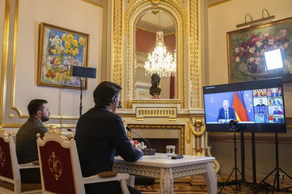 在 5 月 8 日烏克蘭總統澤連斯基 (左) 與 G7 領導人進行視訊會議。   圖：擷取自紅星新聞