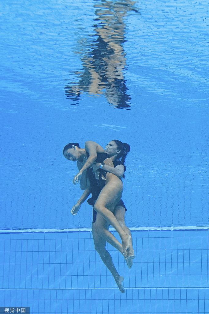 美國藝術游泳運動員安妮塔·阿爾瓦雷斯在布達佩斯世界錦標賽突然沉入水底。   圖：翻攝自視覺中國