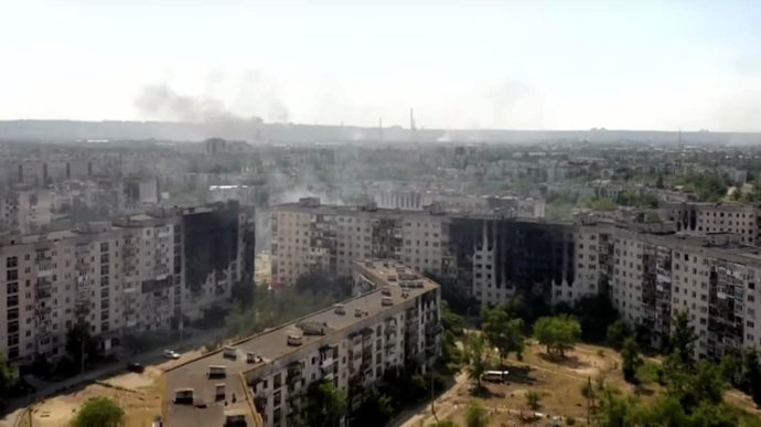 戰火蹂躪後的北頓內茨克市，滿目瘡痍。   圖：翻攝@UATV_en推特