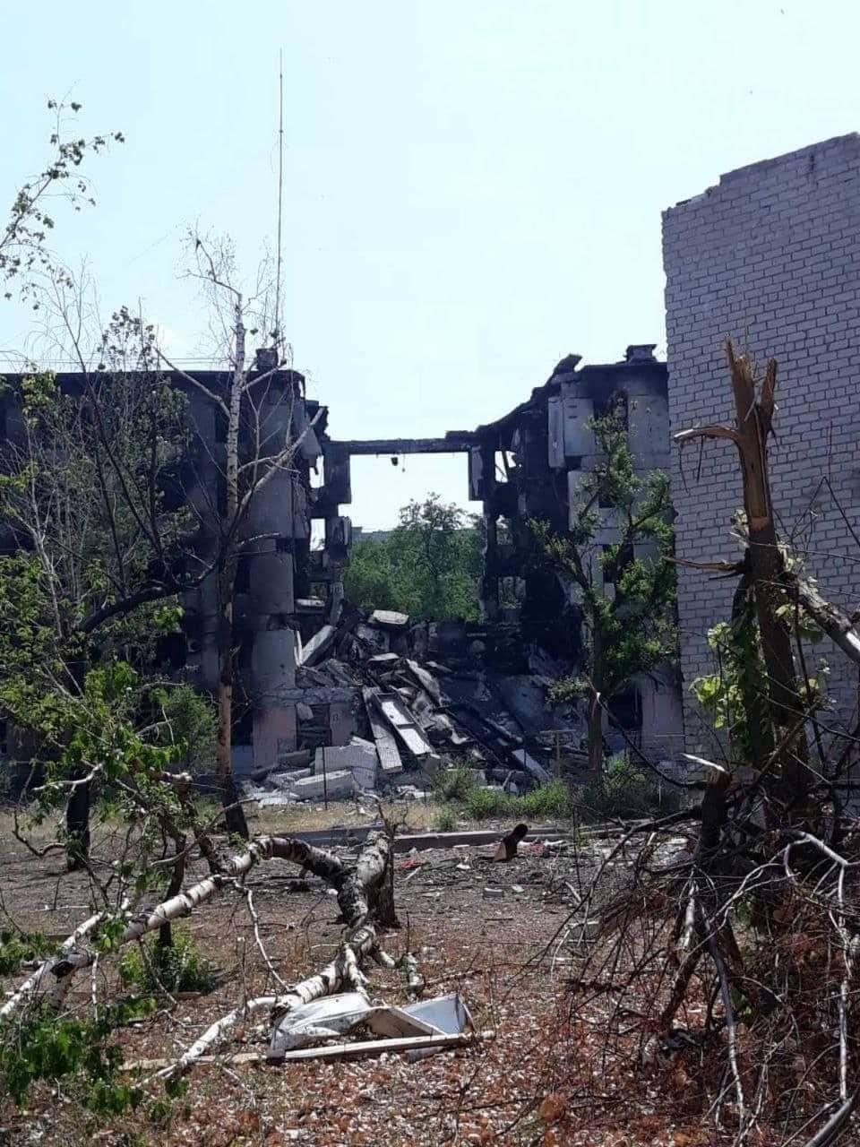 北頓內茨克東南衛星城市遭砲火摧毀建築。   圖：翻攝Serhiy Haidai推特