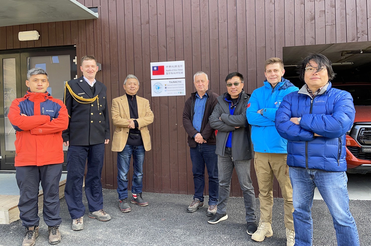 中央大學、國海院與波蘭哥白尼大學共同合作的第一座台灣極地研究站，25日下午正式於北極的冷岸群島揭牌成立。   圖：取自中央大學官網
