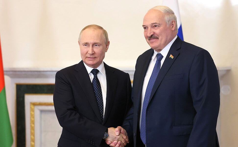俄羅斯總統普丁（左） 25 日接見白俄羅斯總統盧卡申科（右）時表示，未來幾個月內將運交可搭載核彈頭飛彈予白俄羅斯。   （圖取自克里姆林宮網頁kremlin.ru）