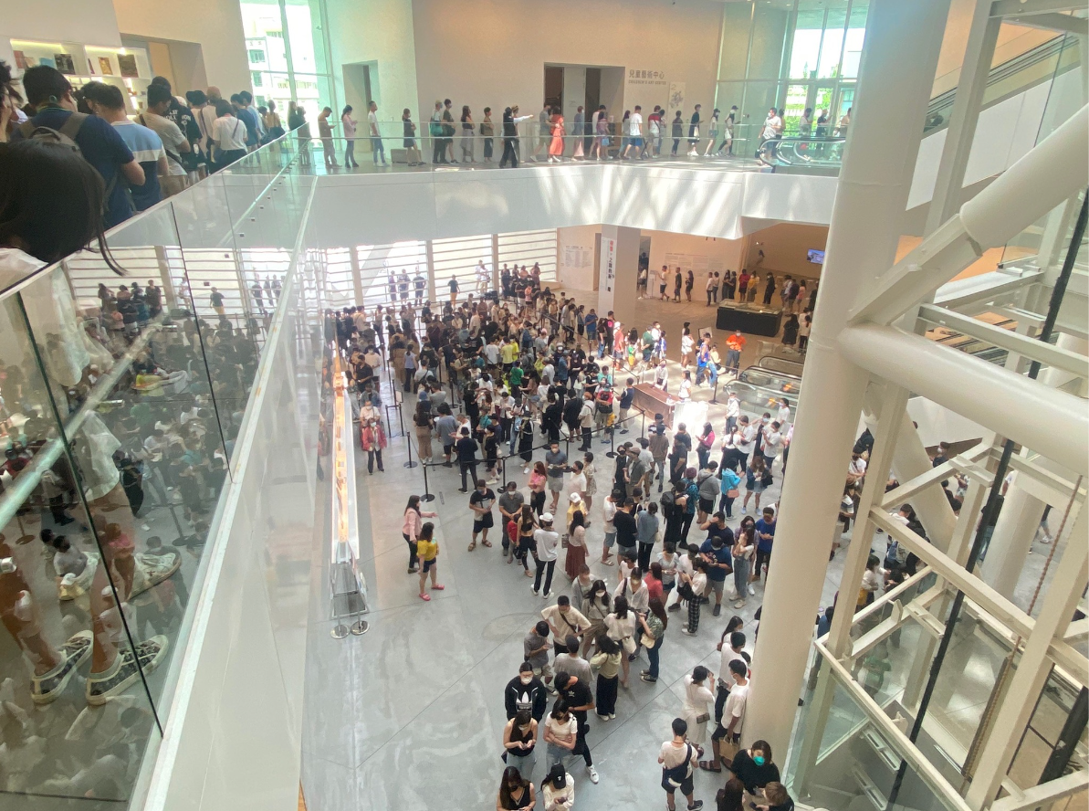 台南美術館《亞洲的地獄與幽魂》特展開展第二日，大批人潮衝著看「殭屍」而來。    圖：翻攝自台南市美術館臉書