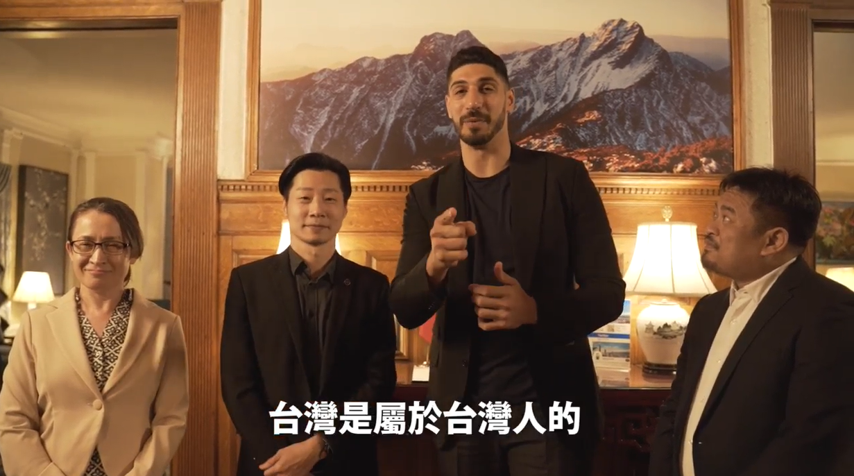 立委林昶佐（左2）、洪申翰（右1）赴美國參加世界西藏大會，和駐美代表蕭美琴（左1）、NBA球星坎特（右2）會面。   圖：擷自林昶佐臉書影片