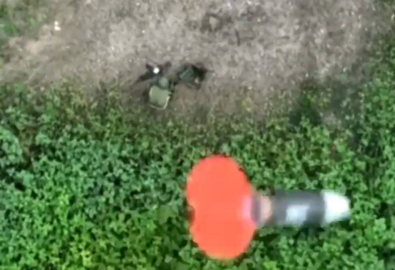 A Russian soldier went to the toilet in the open air when he was targeted by a Ukrainian military drone and dropped a high-explosive grenade directly from the air.Photo: flipping twitter