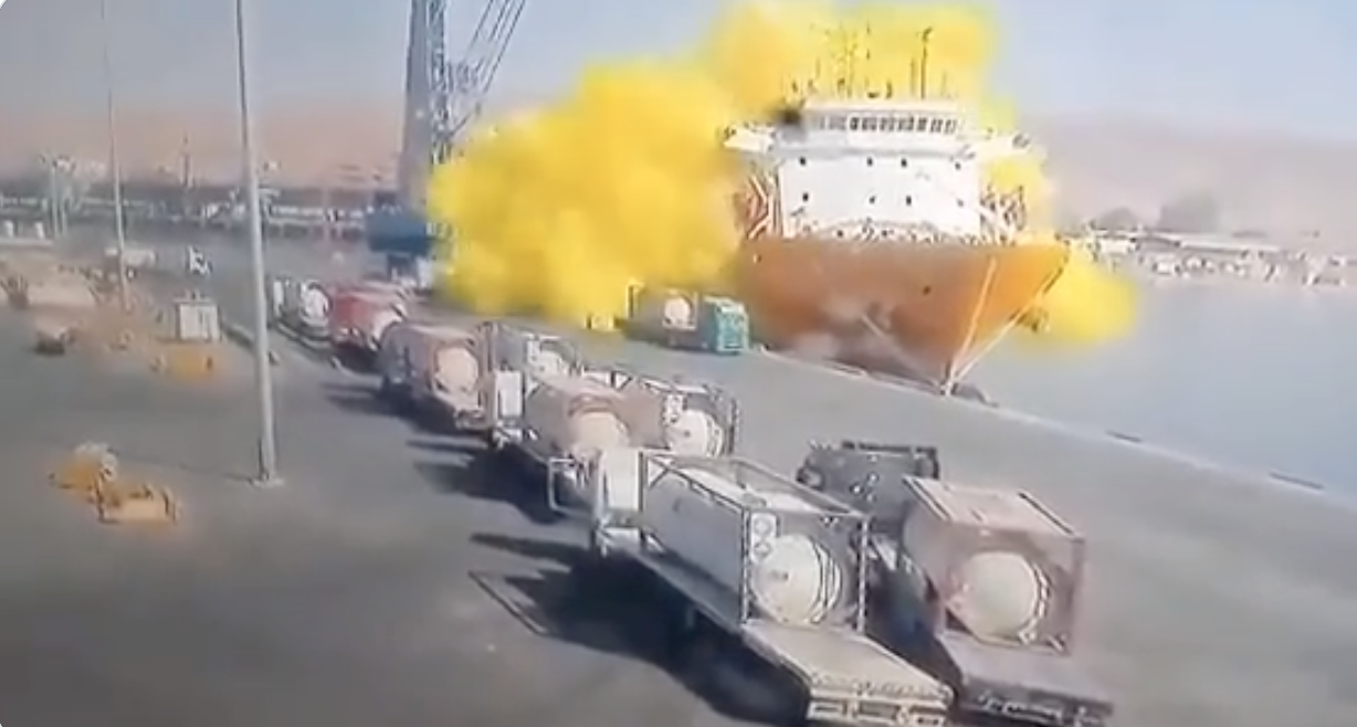 約旦港口氯氣儲存槽爆炸，現場黃色煙霧瀰漫。   圖：擷取自推特