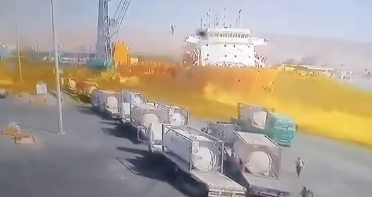 約旦港口氯氣儲存槽爆炸，現場黃色煙霧瀰漫。   圖：擷取自推特