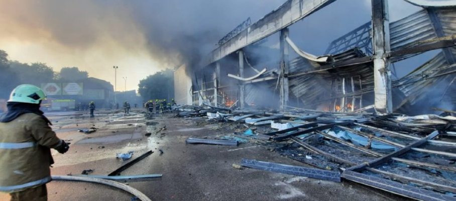 烏克蘭一處購物中心遭惡軍砲擊，至少造成16人死亡、數十人受傷。   圖:翻攝自烏克蘭國家緊急事務局（SES）telegram