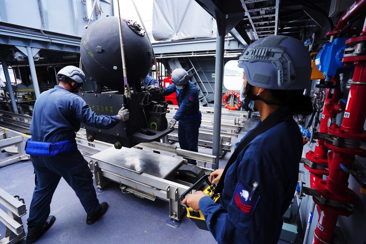 新型佈雷艇投「古董」水雷? 美媒 : 台灣疑似用百年前Mk 6阻擋解放軍