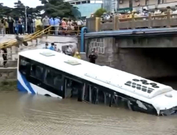 上海公車墜河！傳駕駛自覺不適 要求乘客下車躲過大禍