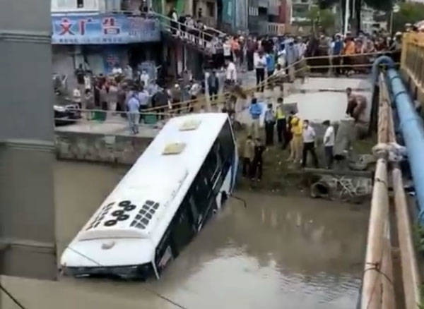 上海公車墜河！傳駕駛自覺不適 要求乘客下車躲過大禍