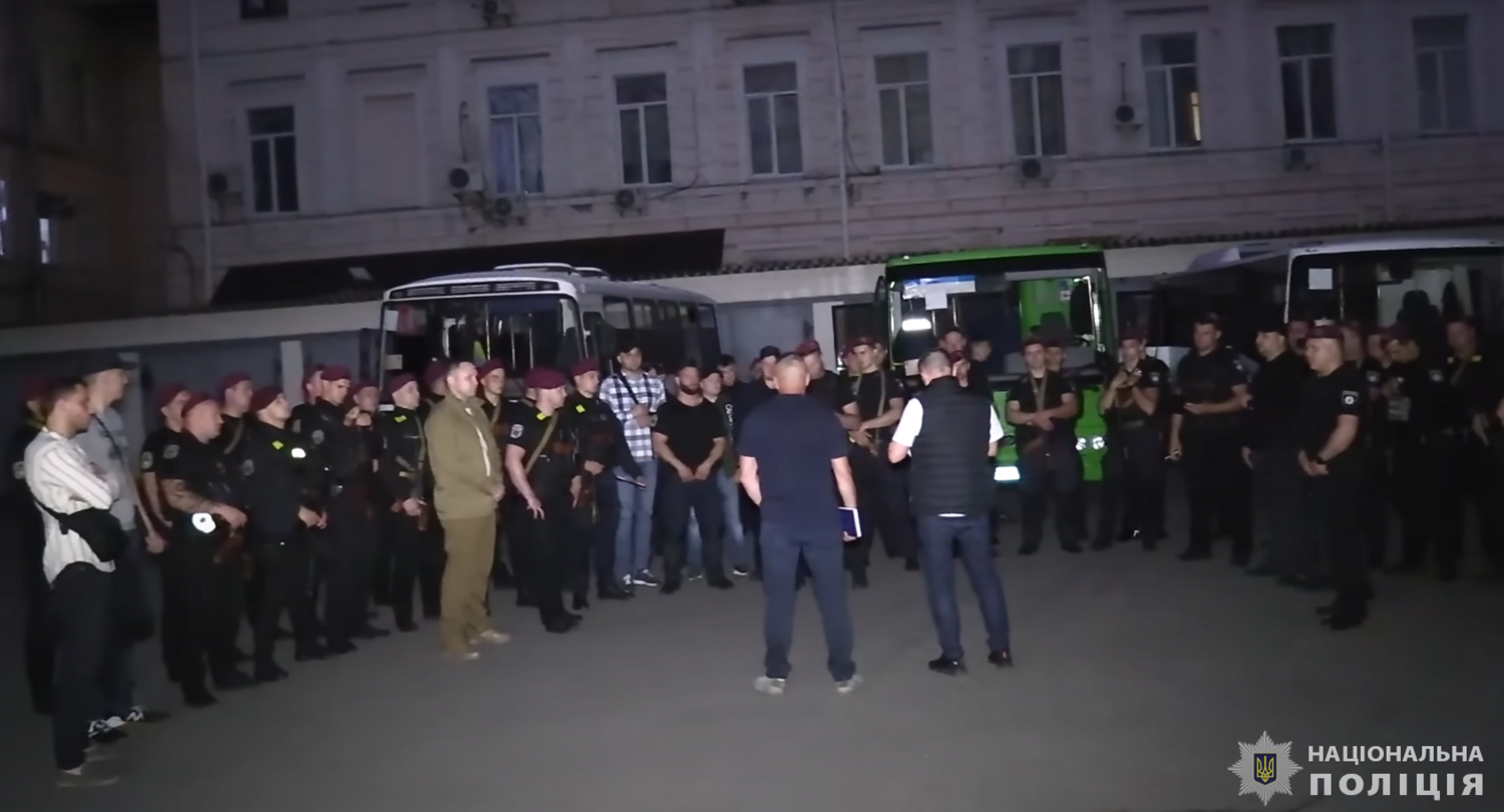 基輔警察日前突擊搜查了數百家夜店，對違反宵禁令及持有毒品的民眾開出罰單。   圖:翻攝自基輔警察局臉書
