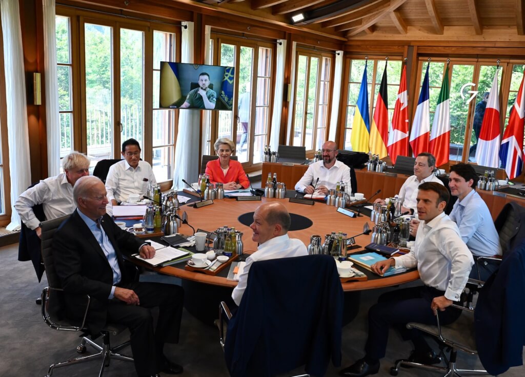 G7領袖27日與烏克蘭總統澤連斯基（螢幕中）進行近兩小時的視訊會議。   圖：翻攝澤連斯基推特