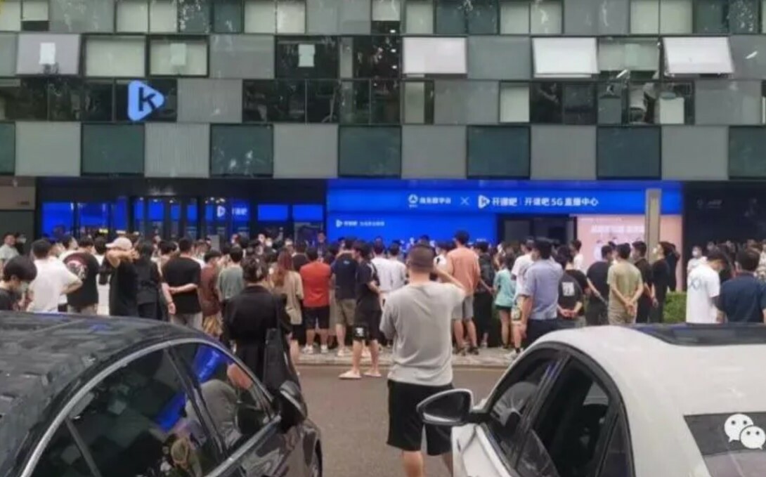 中國「開課吧」惡意欠薪、停社保 大批員工抗議 竟用大巴擋門口 | 中國