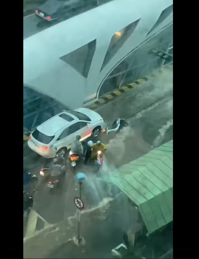 台中市今（29）日下午出現短時強降雨，網友在臉書粉專「靠北違規」PO出台灣大道機慢車道變成湍急小溪的畫面。   圖：臉書粉專「靠北違規」影片截圖