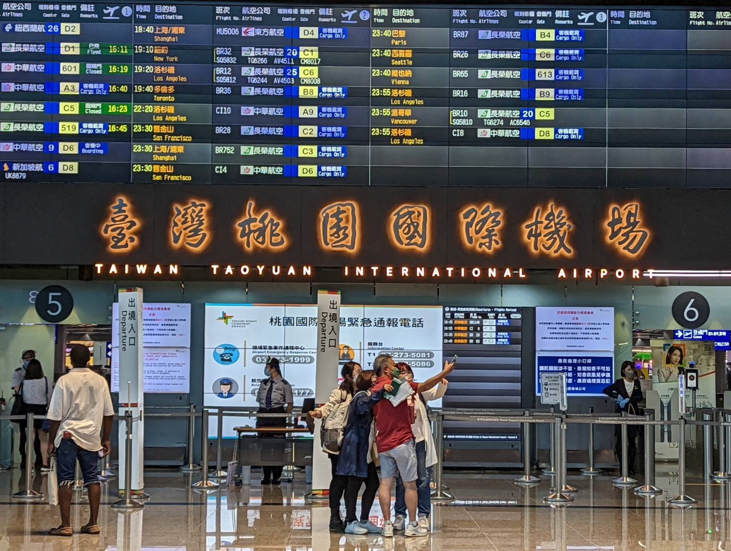 桃園機場公司表示，親友接送比例佔入境旅客約28%（圖為第二航廈出境大廳）。   圖：桃園機場公司／提供