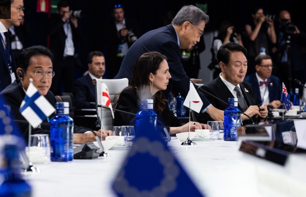 韓國總統尹錫悅(前右)與日本首相岸田文雄(左)六月底首次出席北約峰會。   圖 : 翻攝自北約官網