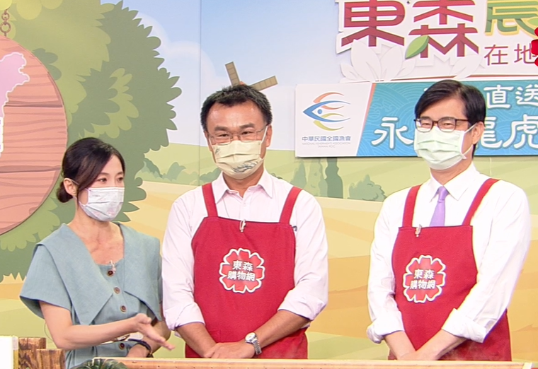 農委會主委陳吉仲（左二）和高雄市長陳其邁（右）今上購物網直播，推銷石斑魚。   圖：擷取自東森購物網臉書直播影片