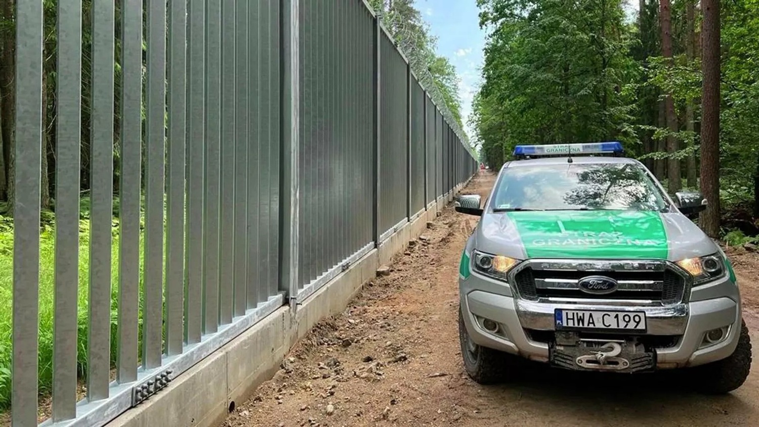 《俄羅斯衛星通訊社》（Sputnik）今（30）日報導稱，波蘭總理莫拉維茨基（Mateusz Morawiecki）向記者表示，波蘭在白俄羅斯邊境地區邊境牆的建造工作已經完成。   圖：翻攝俄網