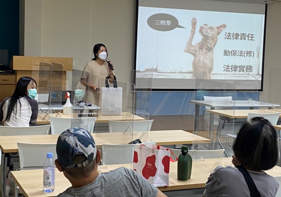 台灣動物法律扶助協會理事長楊湛湛分享如何用法律幫助動物。   圖：新北市動保處提供  