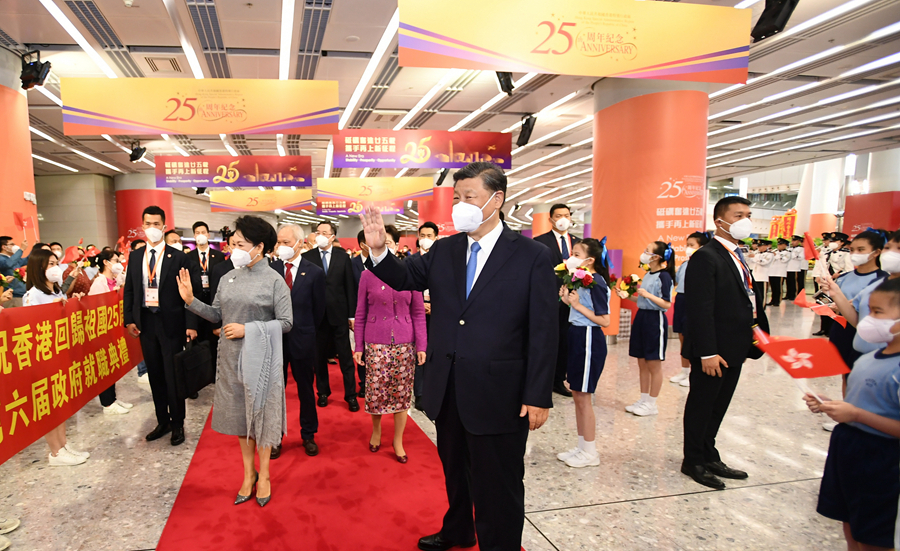 中國國家主席習近平昨天乘乘高鐵抵達香港，但當天往返深圳，未在香港過夜。   圖：翻攝新華網