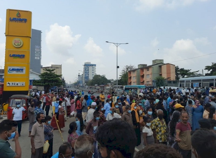 斯里蘭卡的加油站擠滿了等著加油的民眾，衝突不時發生。   圖 : 翻攝自推特
