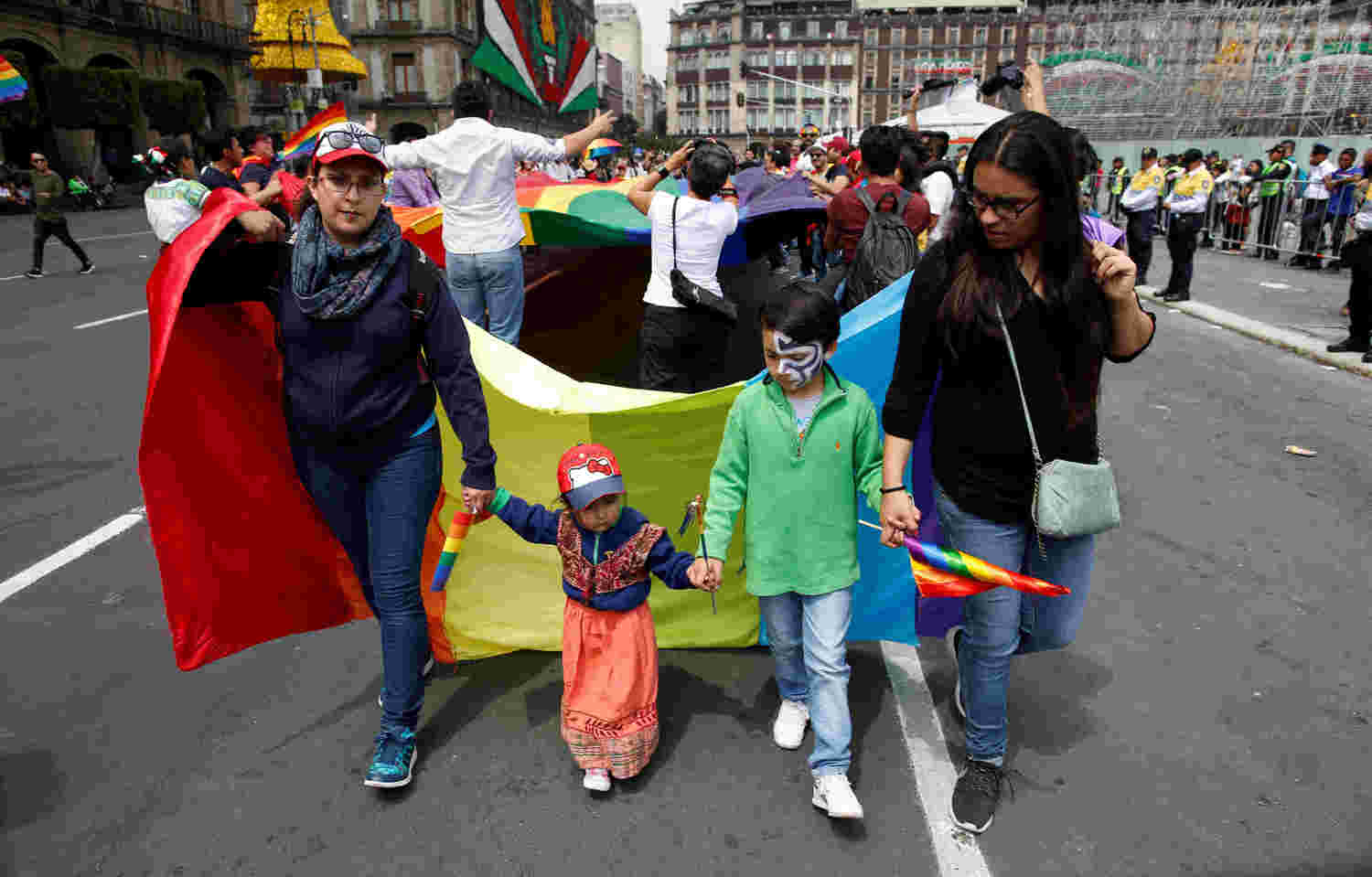 墨西哥支持同性婚姻法案者11日在首都墨西哥市等地舉行大遊行，以回應10日反對同性婚姻法案者的遊行 。   圖：達志影像／路透社
