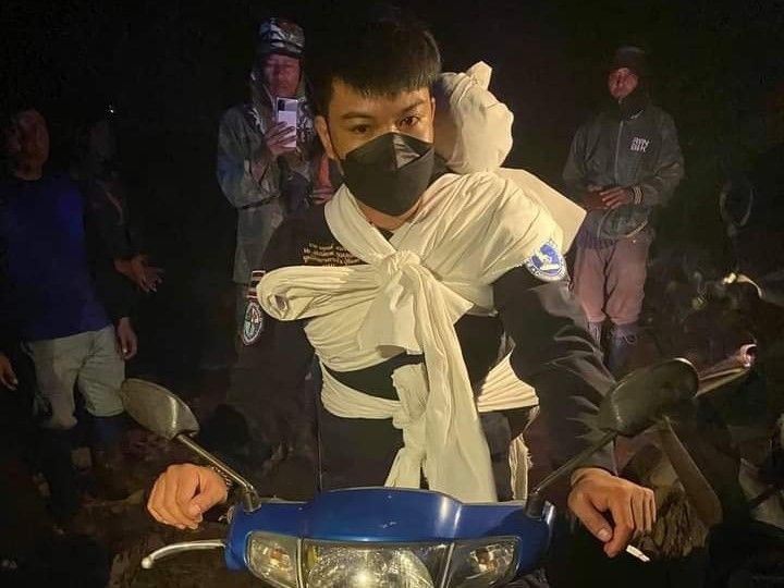 年輕義工背腐屍！夜騎7公里載下山