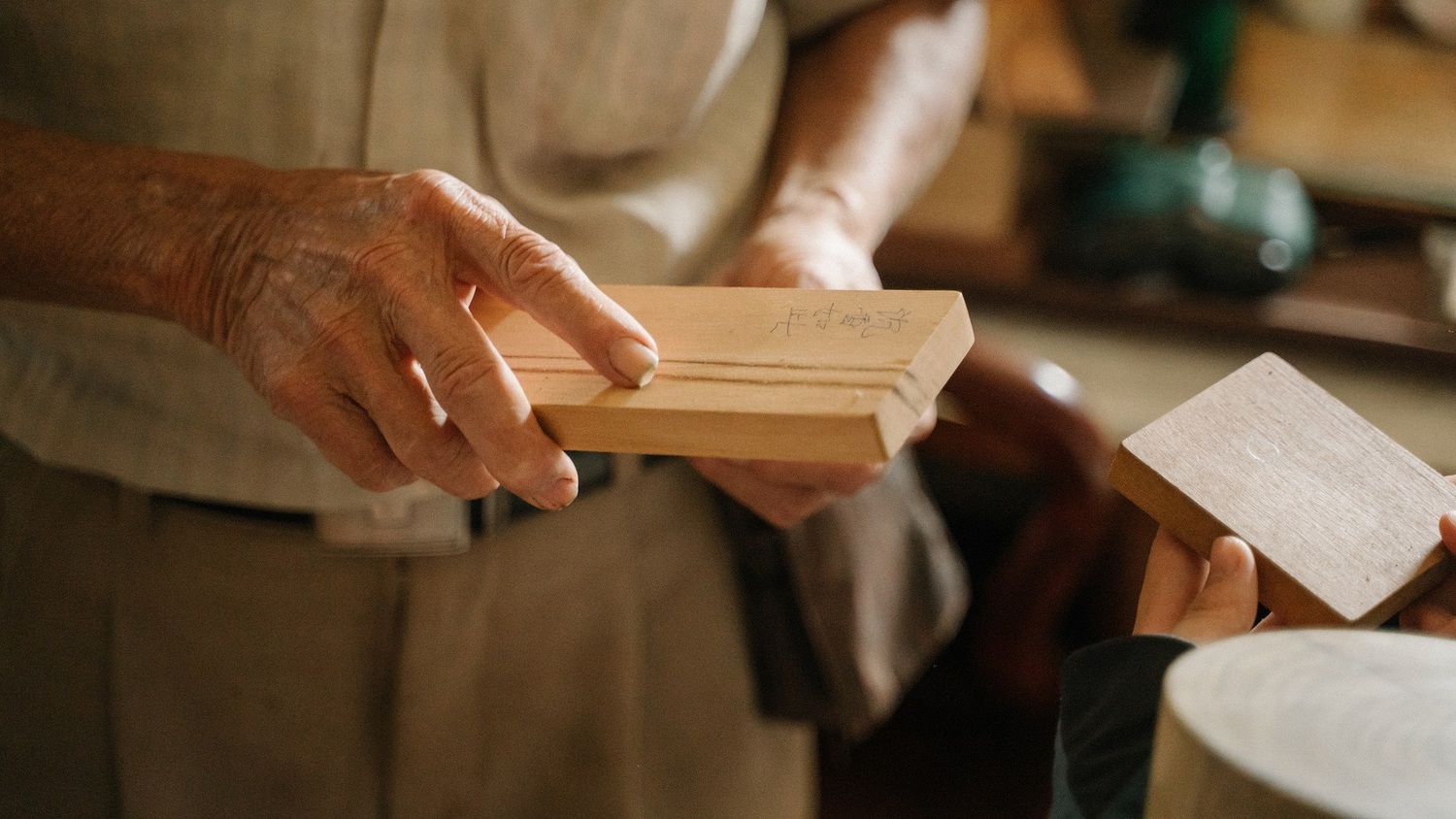 細木作工藝課程帶領民眾從工具的認識到操作運用，體驗手作觸感。   圖：新北市文化局提供