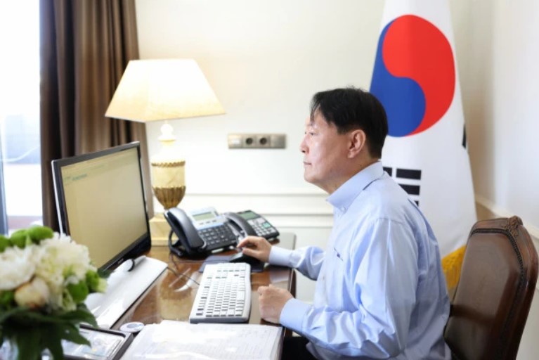 南韓總統尹錫悅遭質疑擺拍工作照，電腦螢幕「空白」。   圖：翻攝自南韓總統府官網