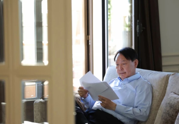 尹錫悅疑似審閱「白紙文件」。   圖：翻攝自南韓總統府官網