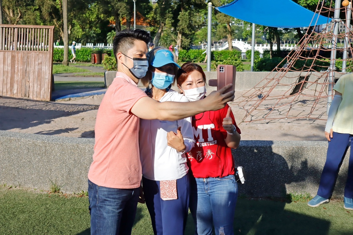國民黨台北市長參選人蔣萬安在內湖區碧湖公園與晨運民眾互動。   圖：蔣萬安辦公室/提供