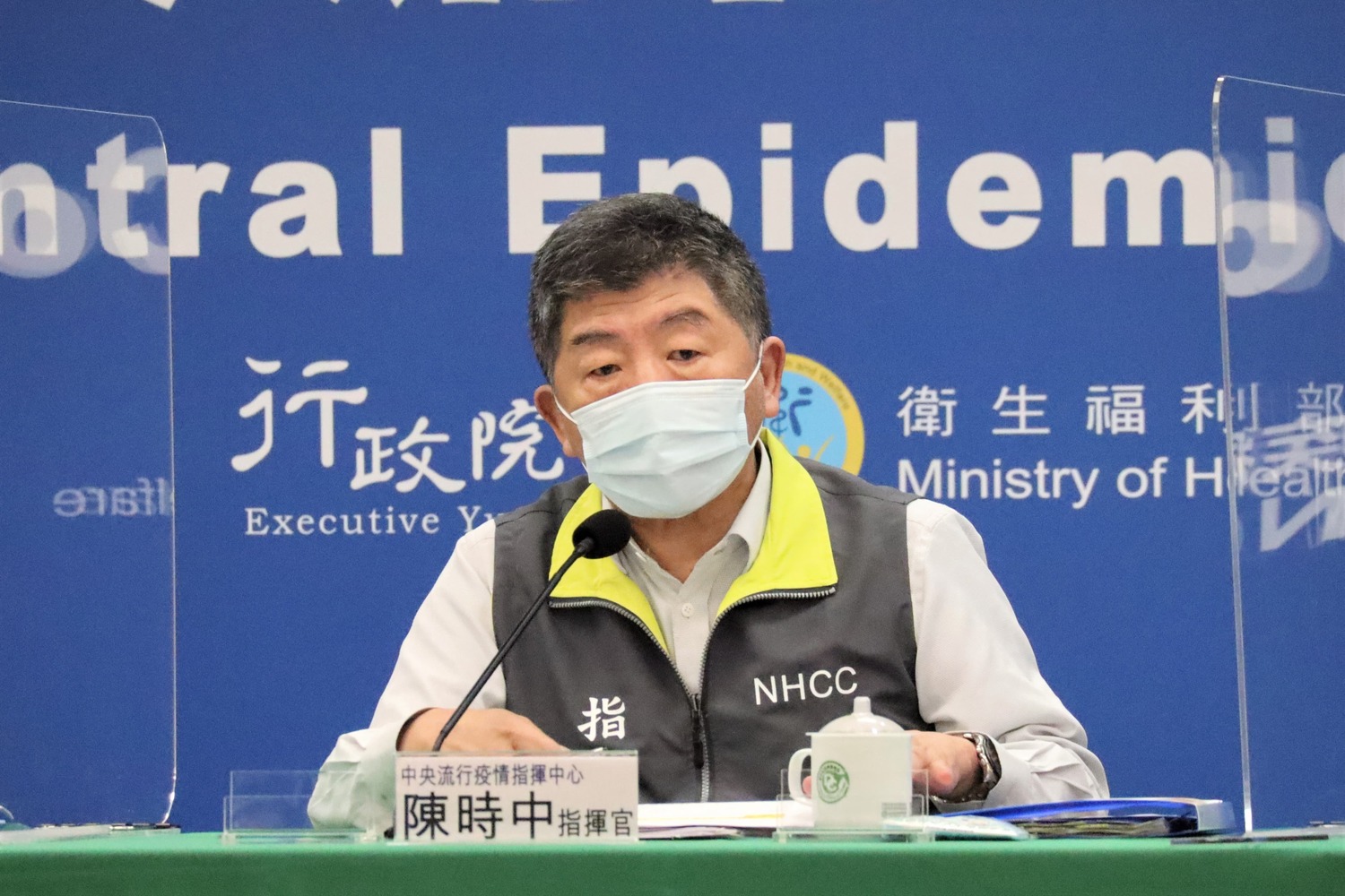 衛福部長陳時中始終對於是否參選台北市長一事，沒有鬆口，只強調目前先做好防疫。   圖：中央流行疫情指揮中心／提供