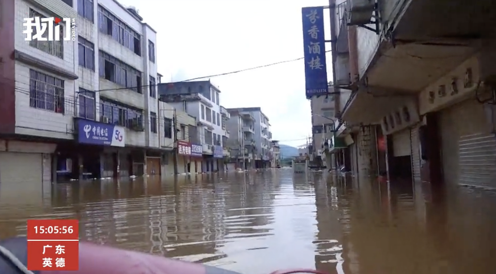 中國廣東遭颱風侵襲，導致街區民宅淹水。   圖：擷取自新京報