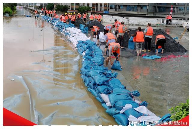 中國廣東遭颱風侵襲，居民互助隊急忙出面幫忙救災   圖：擷取自微博