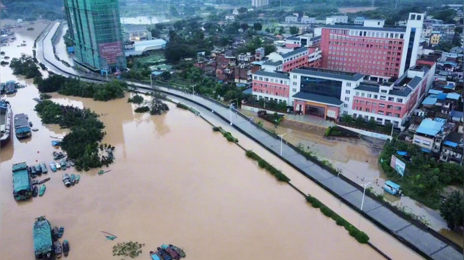 中國廣東遭颱風侵襲，大部分街道已在水位之下。   圖：擷取自微博